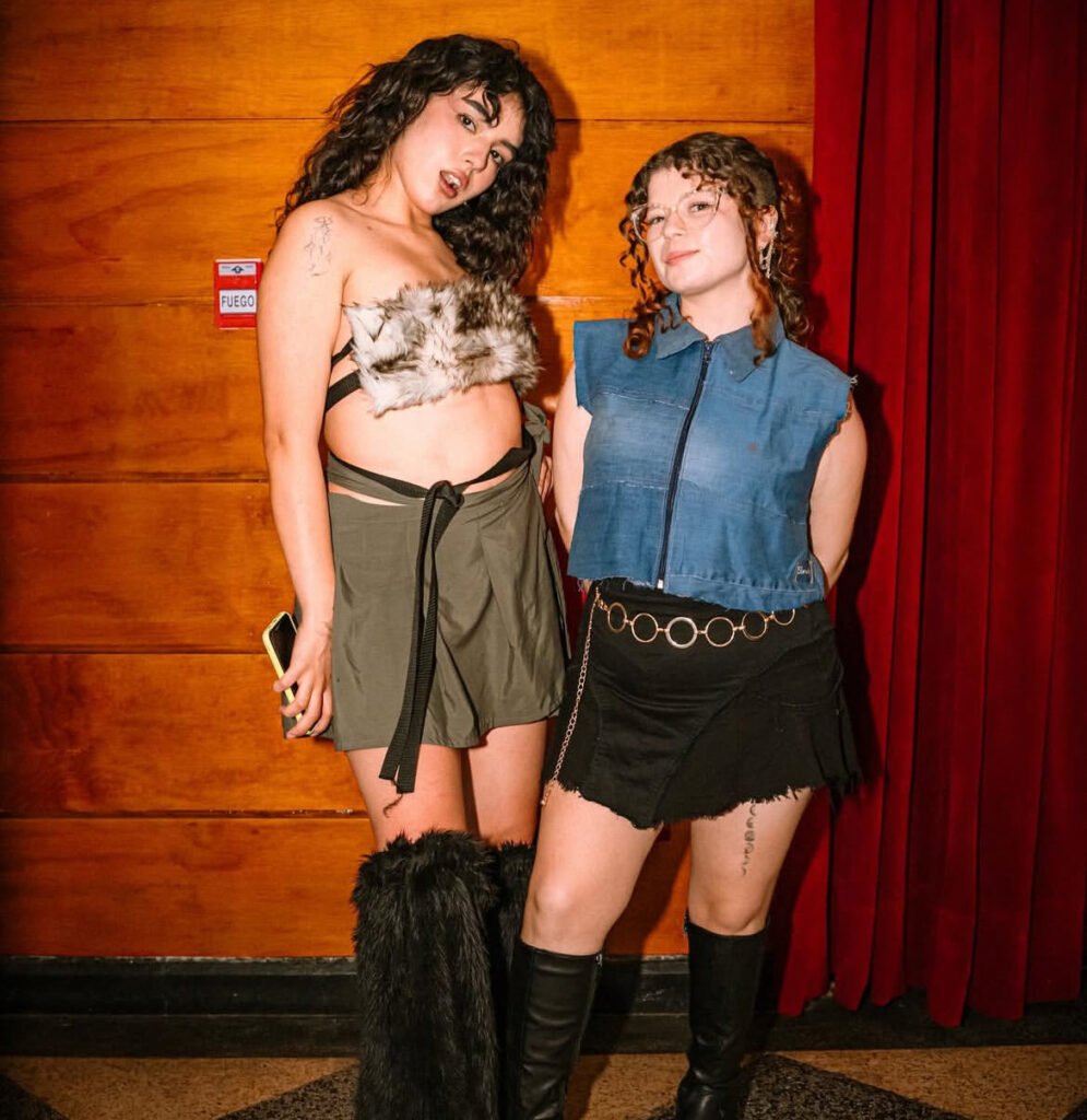 Slowly: El arte de la reutilización textil en el vestuario artístico de videoclips