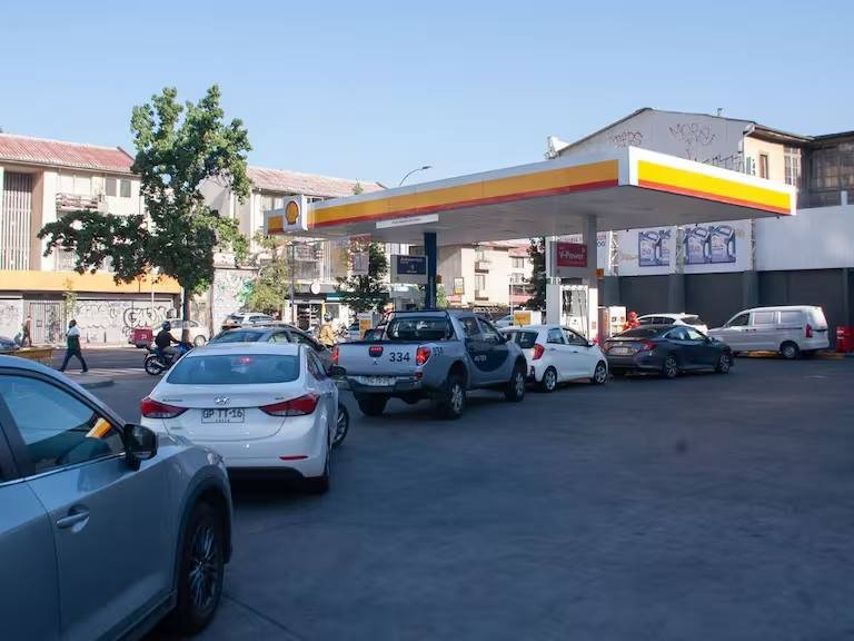 Autos esperando cargar bencina, luego del anuncio de las alzas de combustible.