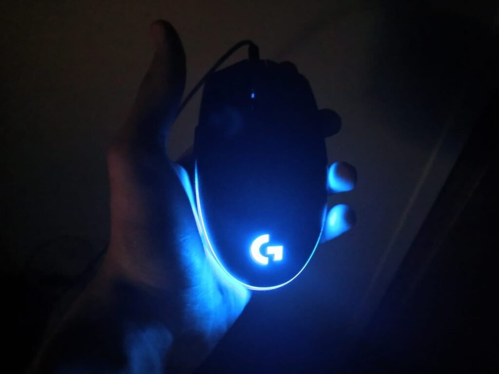 Mouse gamer Logitech G203 en la mano