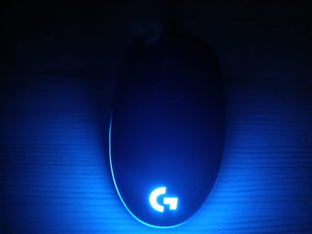 Mouse gamer Logitech G203 con luz azul