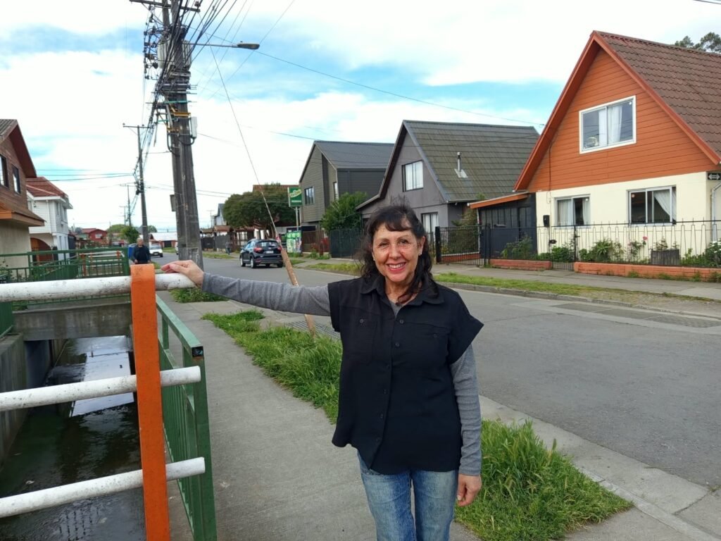 Vecina en el barrio Villa Ensenada en Denavi Sur
